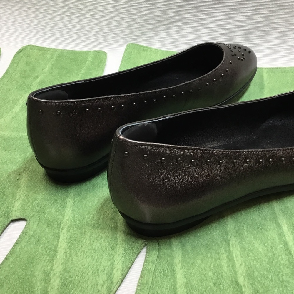 Beautiful Bronze Flats by Donald Pliner - Picture 7 of 8